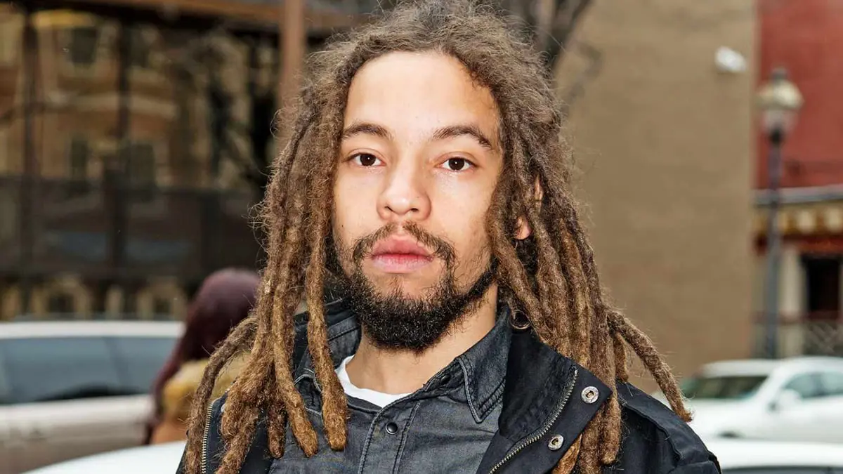 العثور على حفيد بوب مارلي ميتا بسيارته عن 31 عاما 