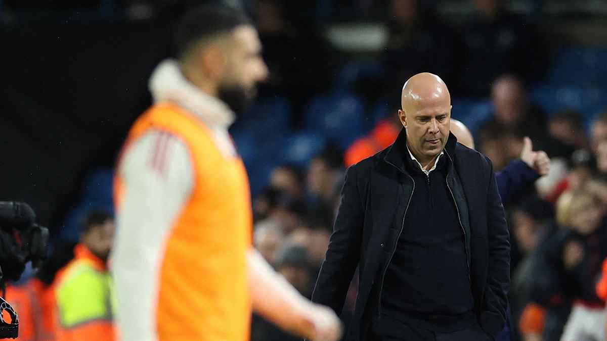 هل ألقى سلوت بمحمد صلاح "تحت الحافلة"؟