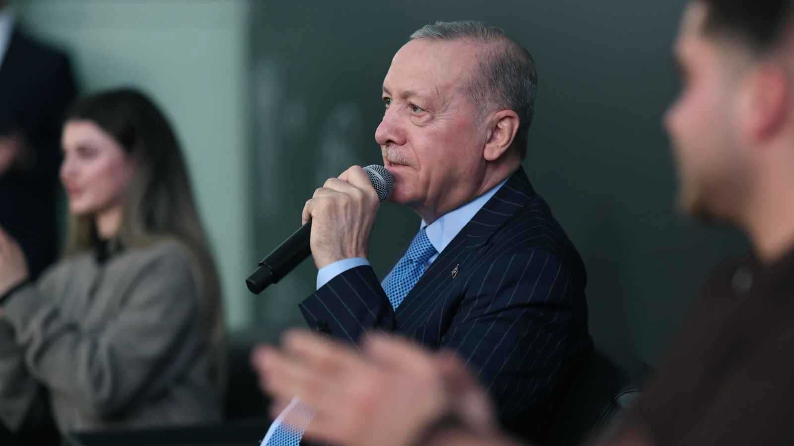 أردوغان يروي ذكرياته مع السجن والذرة والكستناء في حلف الناتو (فيديو)