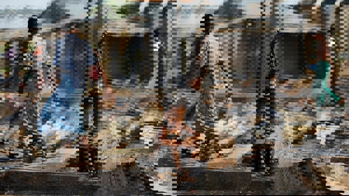 حريق يأتي على مئات المنازل بمخيم للاجئين الروهينغا في بنغلادش