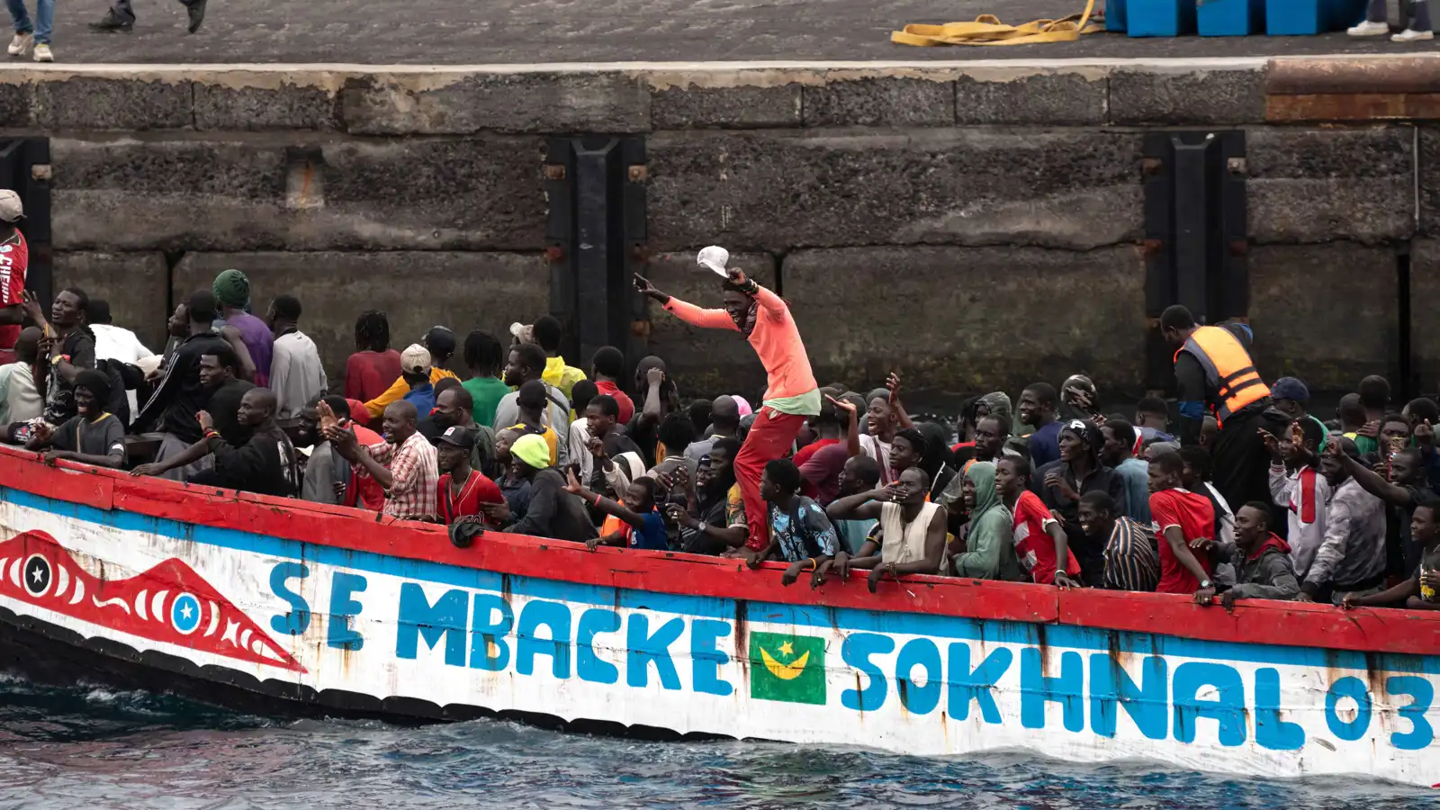 يقل 200 مهاجر.. 7 وفيات بغرق قارب قبالة غامبيا