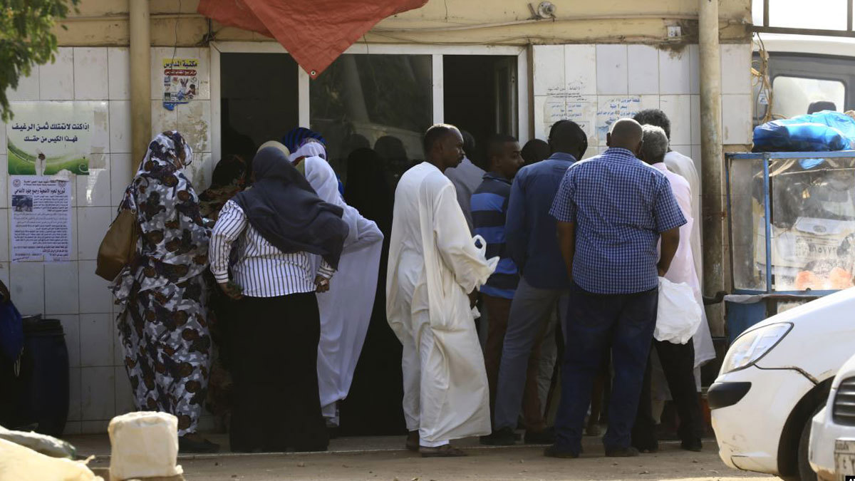 السودان.. محتجون يغلقون طريقا رئيسا بالخرطوم لانعدام الخبز‎