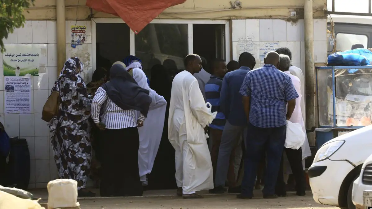 السودان.. محتجون يغلقون طريقا رئيسا بالخرطوم لانعدام الخبز‎