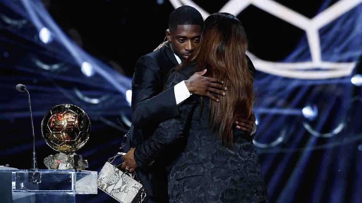 بكى ودعاها إلى المسرح.. والدة عثمان ديمبلي تشعل حفل الكرة الذهبية (فيديو)