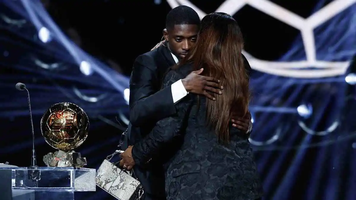 بكى ودعاها إلى المسرح.. والدة عثمان ديمبلي تشعل حفل الكرة الذهبية (فيديو)