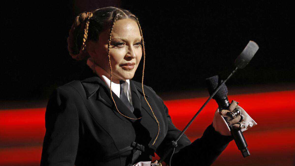 مادونا تكشف تفاصيل نجاتها "بأعجوبة" من تسمم الدم