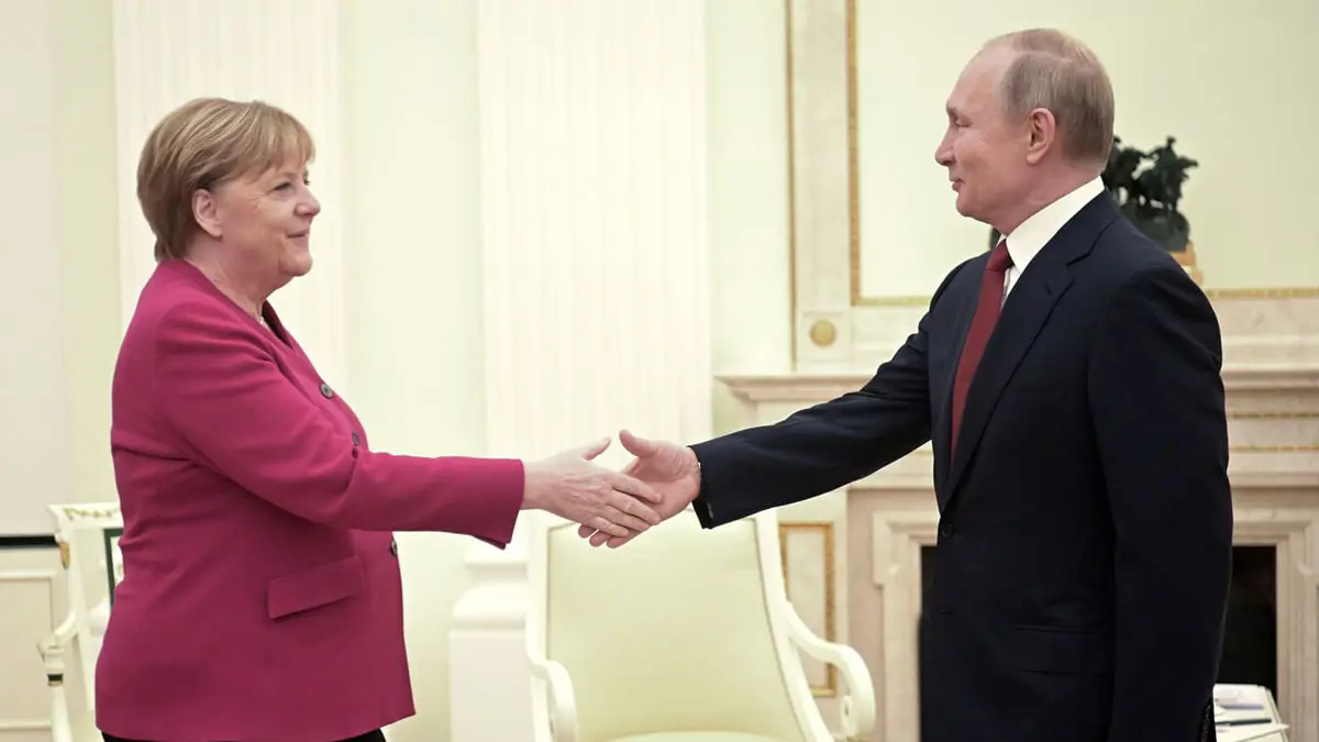 "لوموند": "تراخي" ميركل شجع بوتين على غزو أوكرانيا