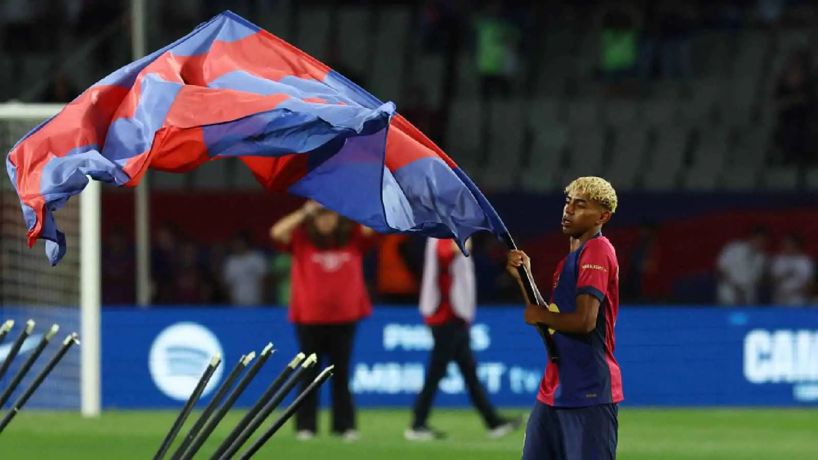 هل بدأ لامين يامال "التمرد" على برشلونة؟