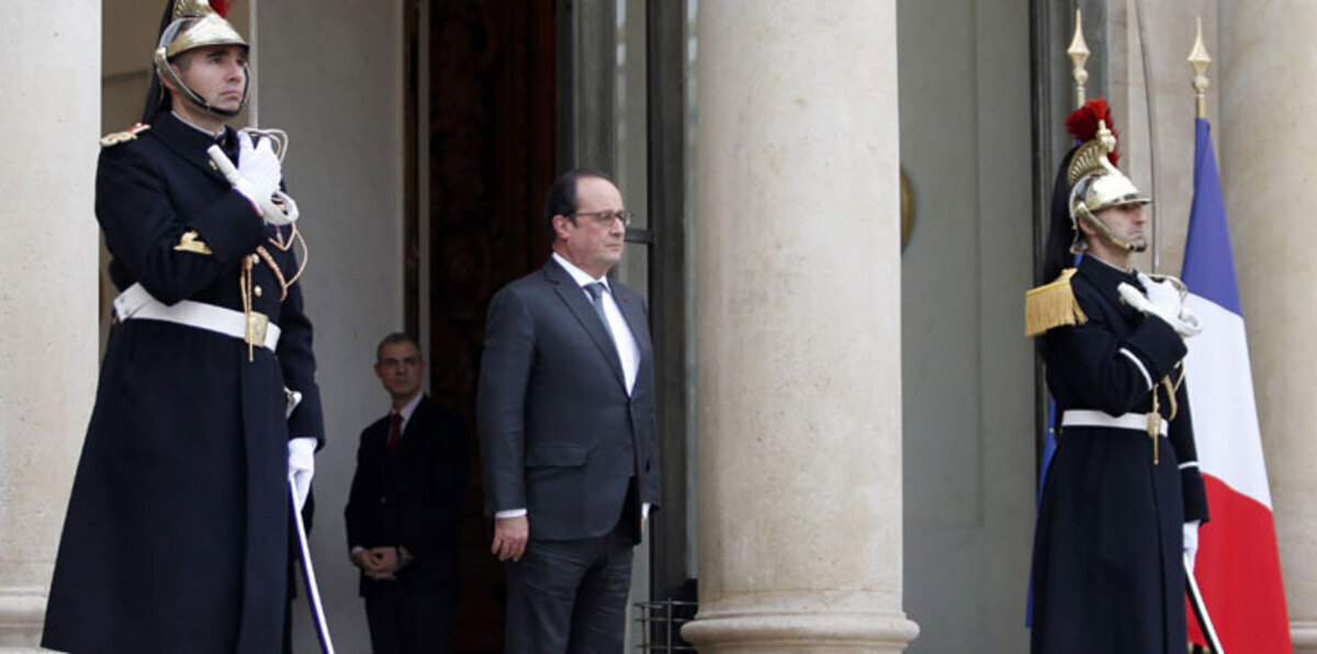 الرئيس الفرنسي يتفقد حاملة الطائرات شارل ديغول قبالة الساحل السوري