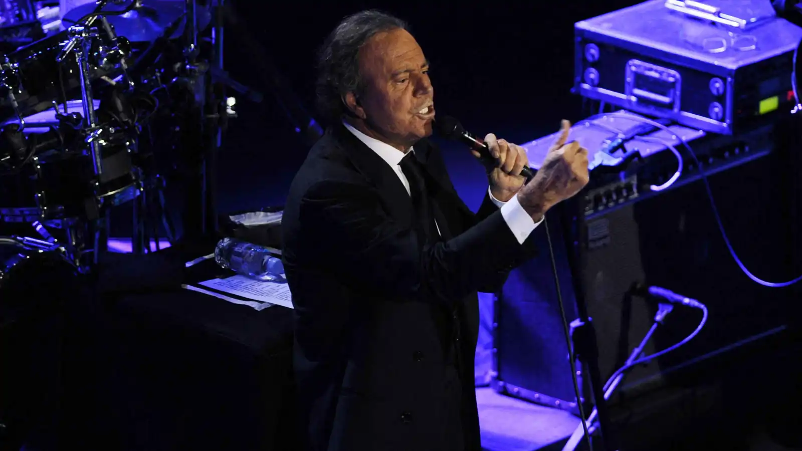 اتهامات رسمية ضد خوليو إغليسياس بالاعتداء الجنسي