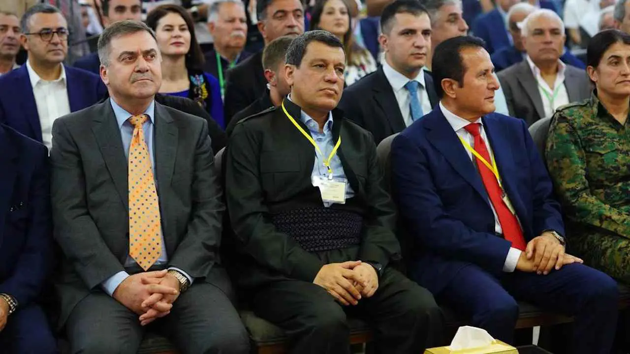 قائد قسد يطالب بـ"ديمقراطية لامركزية" تصون حقوق أكراد سوريا