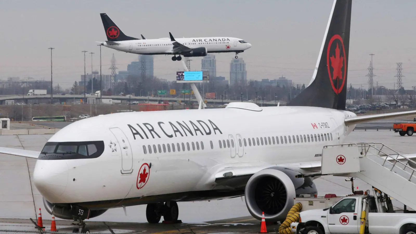 بعد هبوطها اضطرارياً.. نجاة ركاب طائرة كندية من الموت (فيديو)