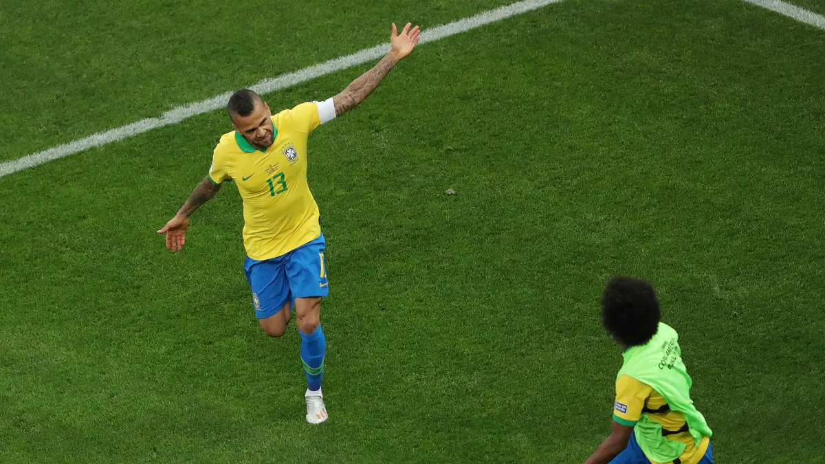 تقرير: إنتر ميلان يطارد داني ألفيس بعد رحيله عن باريس سان جيرمان