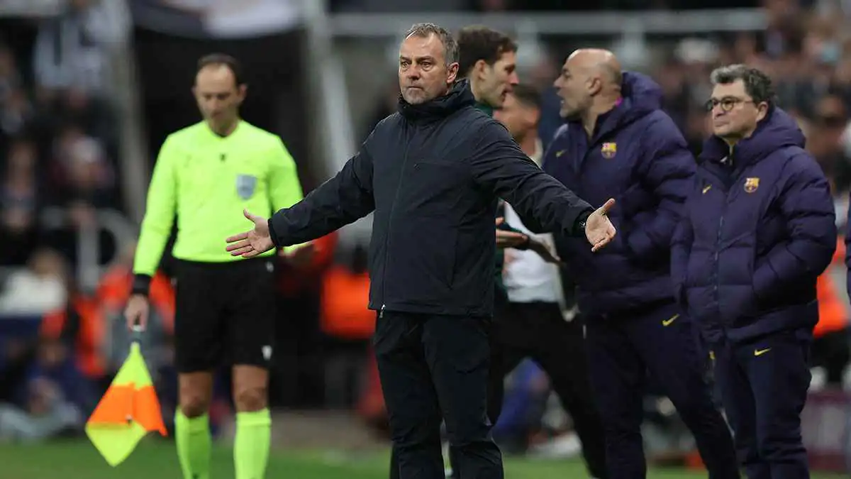 فليك ينقذ طفلا قبل مباراة برشلونة ونيوكاسل يونايتد (فيديو)