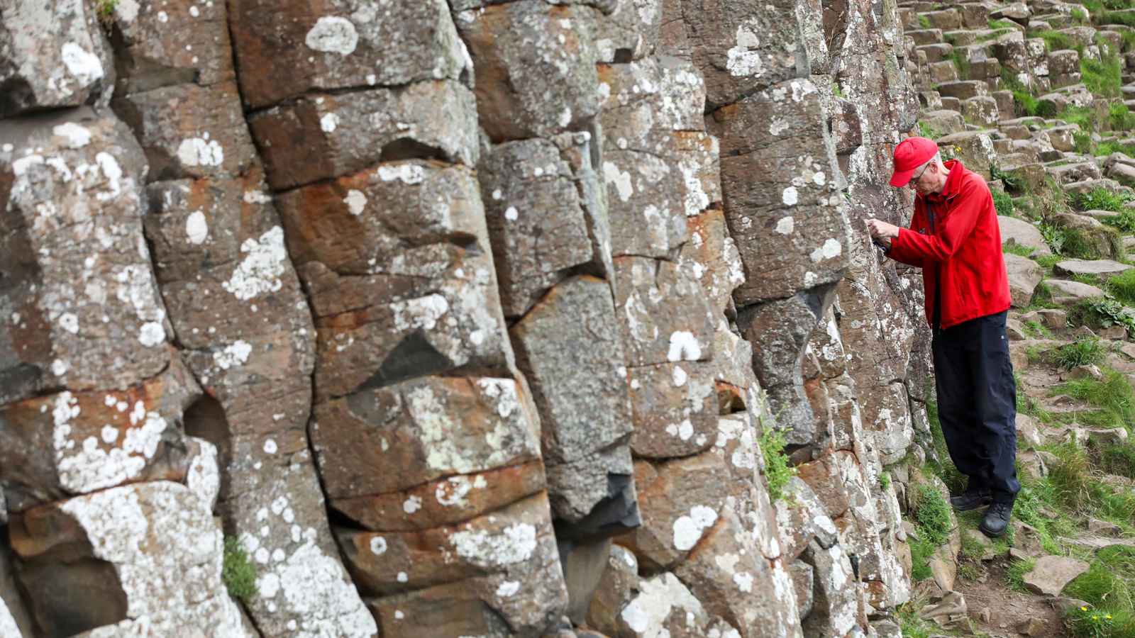 "عملات الحظ" تهدد "ممر العمالقة" في أيرلندا (صور)