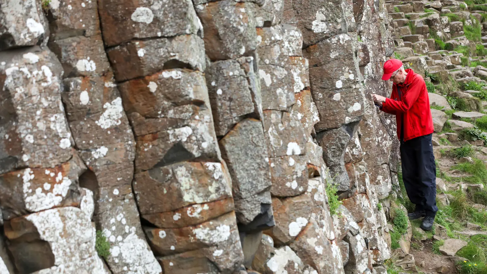 "عملات الحظ" تهدد "ممر العمالقة" في أيرلندا (صور)