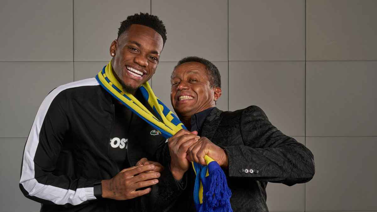 سافر خصيصا له.. شاهد ما فعله ماجد الجمعان مع نجم النصر السعودي (فيديو)