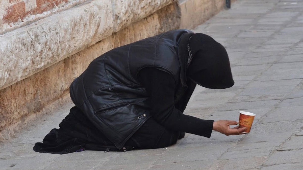 ضبط متسولة أردنية تملك سيارتي "مرسيدس وهونداي"