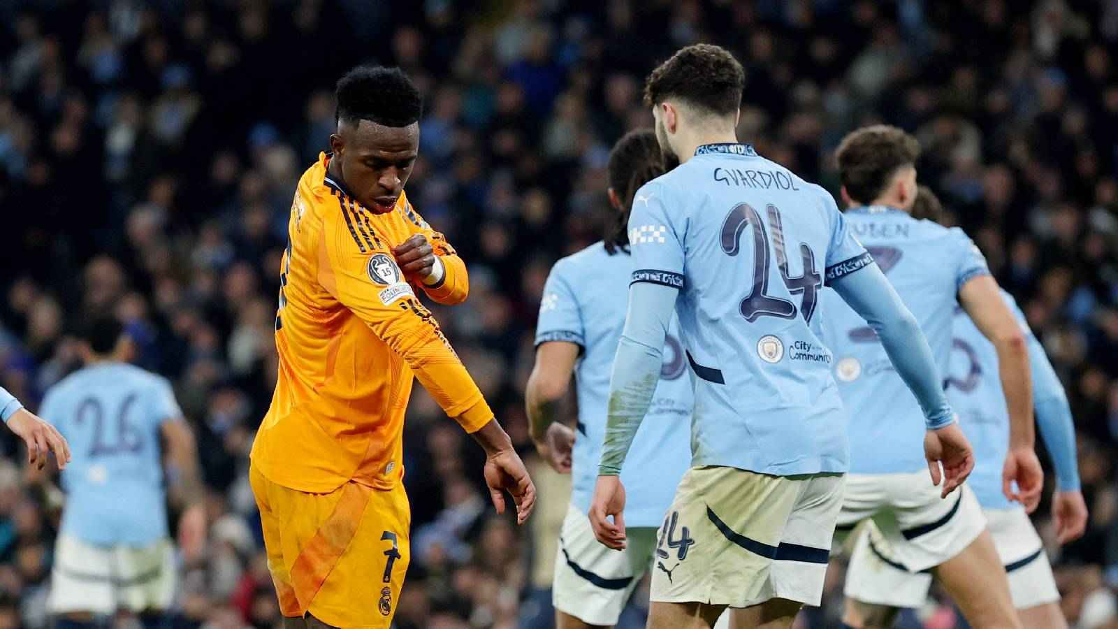 أمام غرفة الملابس.. الصورة التي استفزت فينيسيوس قبل مباراة مانشستر سيتي (شاهد)