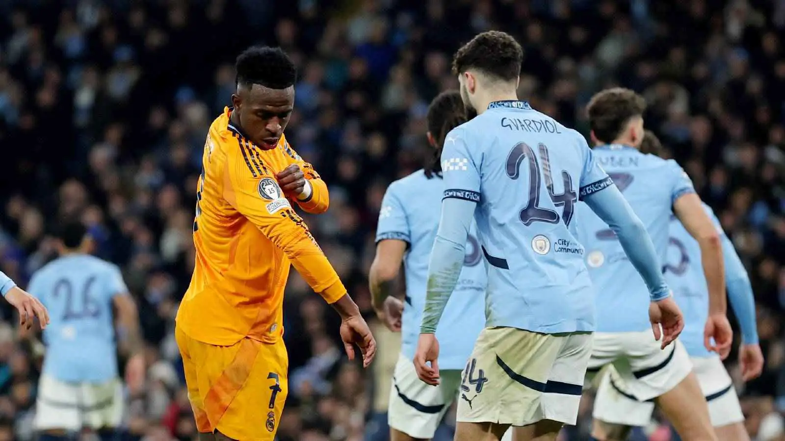 أمام غرفة الملابس.. الصورة التي استفزت فينيسيوس قبل مباراة مانشستر سيتي (شاهد)