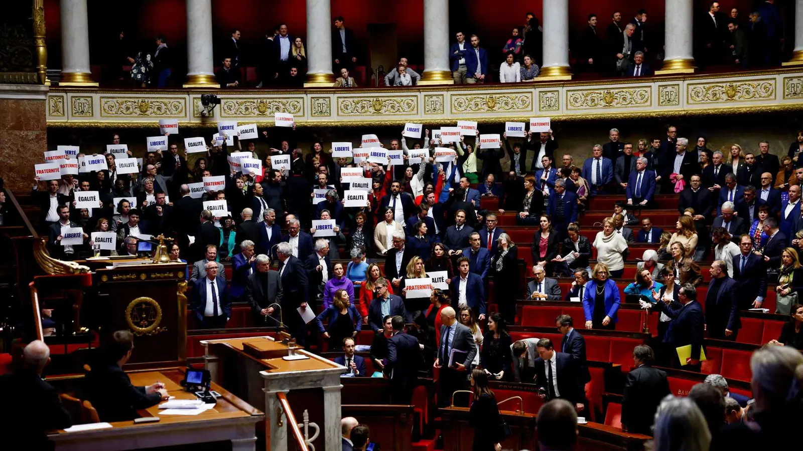 البرلمان الفرنسي يشدد إجراءات "المساعدة على الموت"