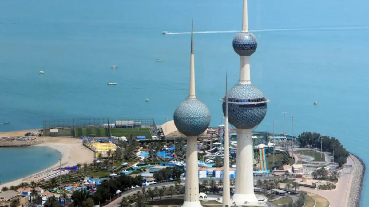 الكويت تعتزم زيادة الرسوم على الوافدين لتعديل التركيبة السكانية