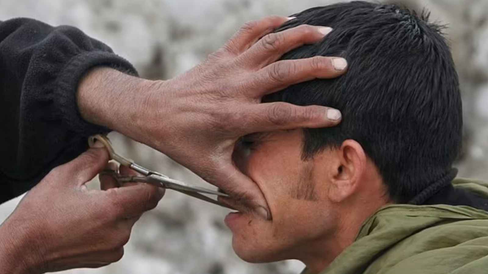 "شرطة الموضة".. طالبان تعتقل رجالا بسبب قصات شعرهم (صور)