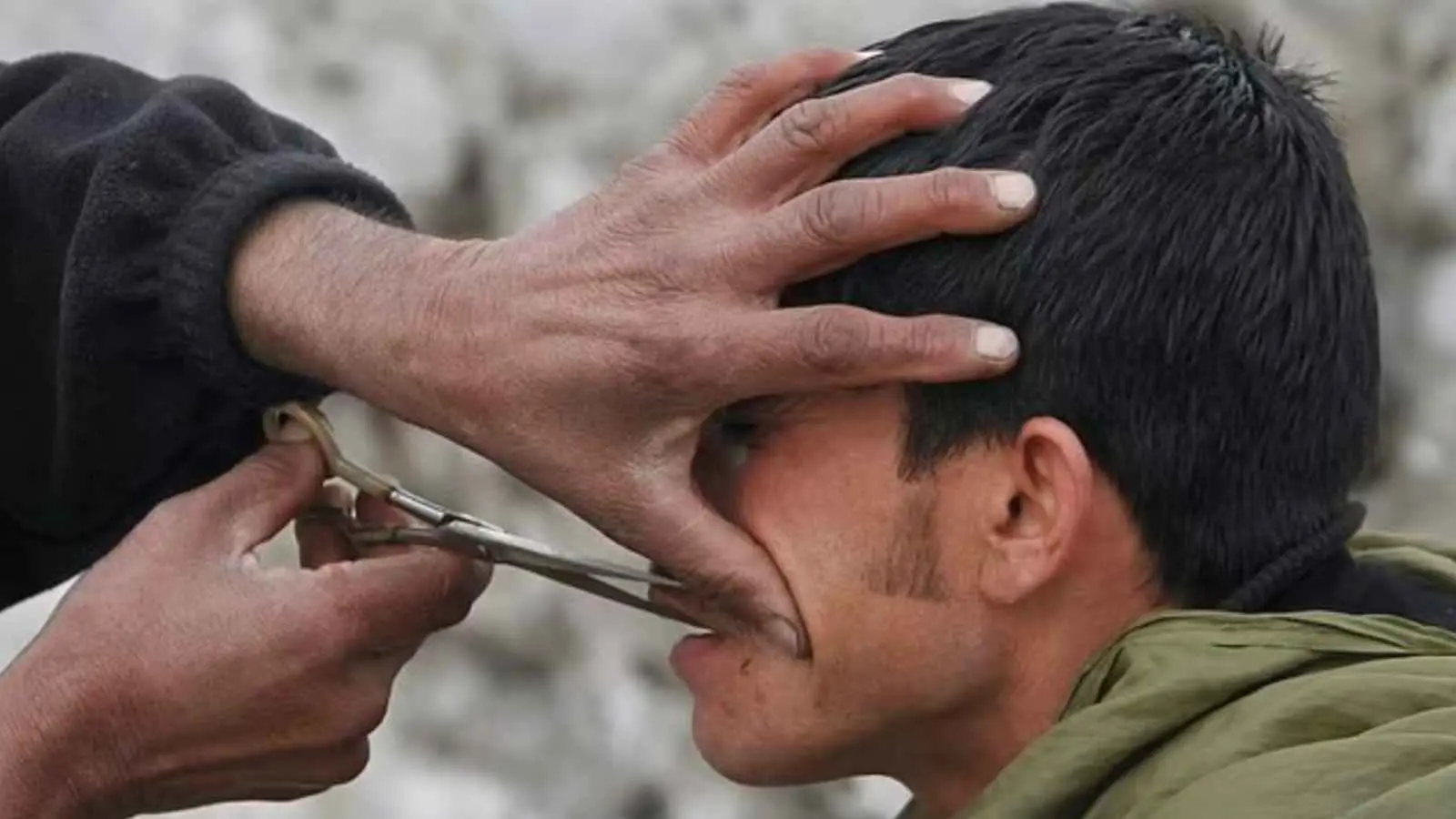 "شرطة الموضة".. طالبان تعتقل رجالا بسبب قصات شعرهم (صور)