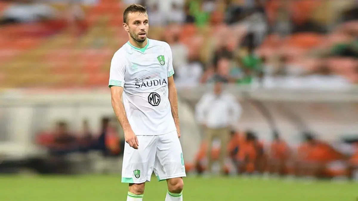 تقرير: ساريتش نجم الأهلي السعودي أصيب بـ"كورونا" خلال حفل زفافه