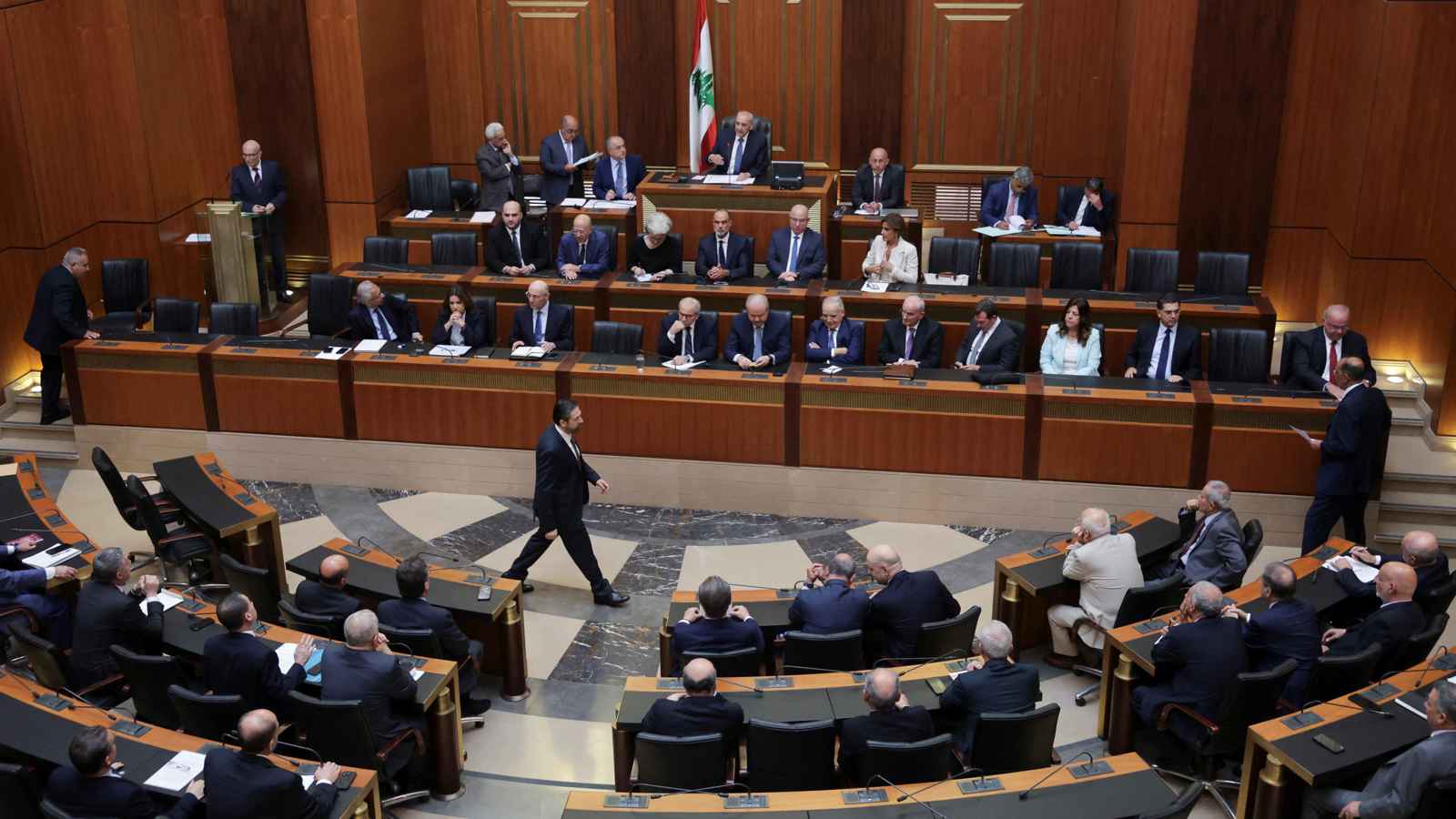 جلسة ساخنة وعراك بالأيدي في البرلمان اللبناني (فيديو)