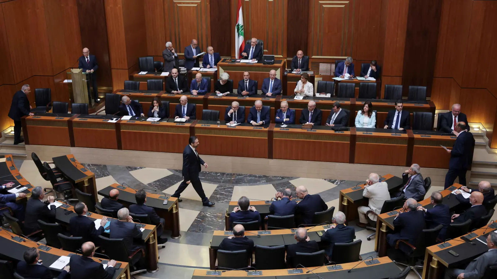 جلسة ساخنة وعراك بالأيدي في البرلمان اللبناني (فيديو)