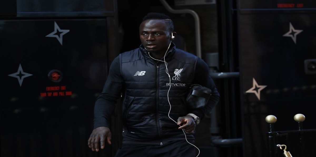 ليفربول يجهز طائرة خاصة لإعادة ساديو ماني من الغابون