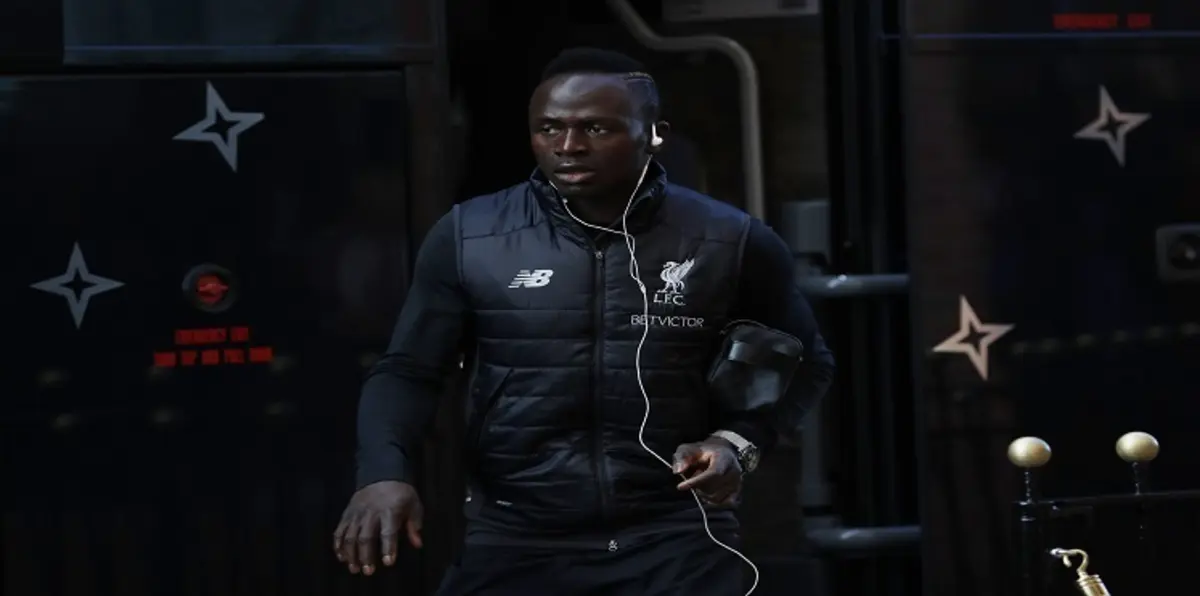 ليفربول يجهز طائرة خاصة لإعادة ساديو ماني من الغابون