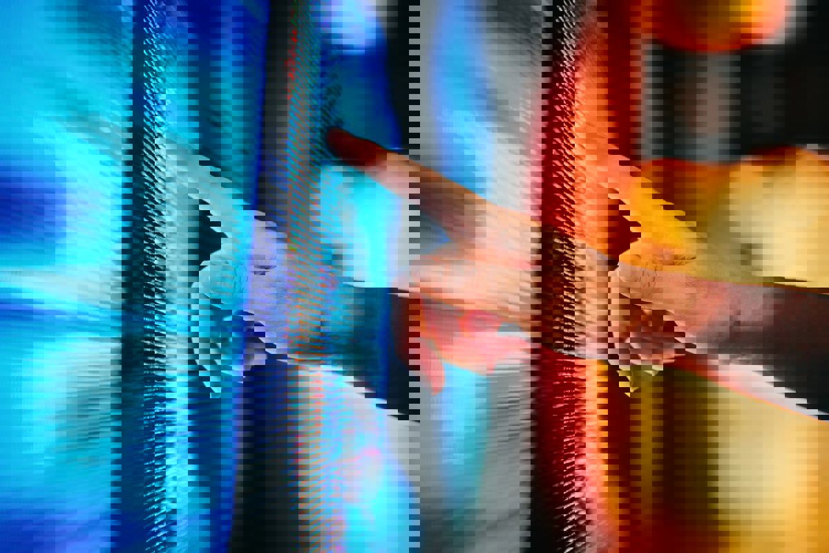 كيف تحمي نفسك وأطفالك من المواد الإباحية التي ينشئها الذكاء الاصطناعي؟