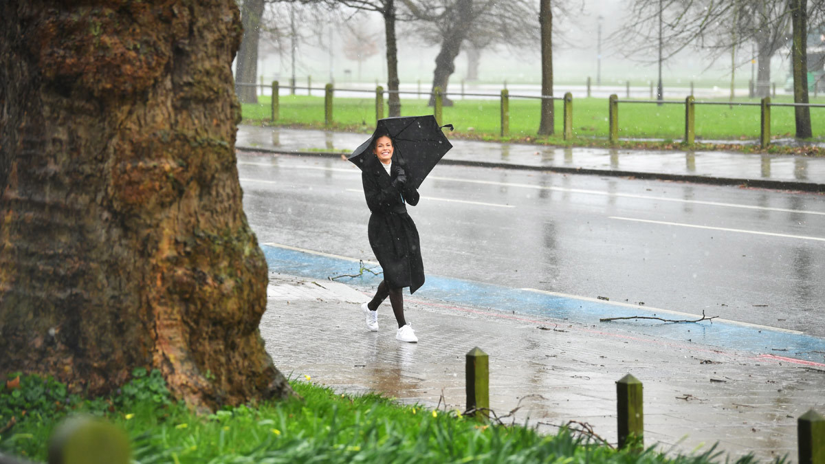 العاصفة "كيارا" تجتاح بريطانيا وتتسبب في إلغاء رحلات جوية ومباريات