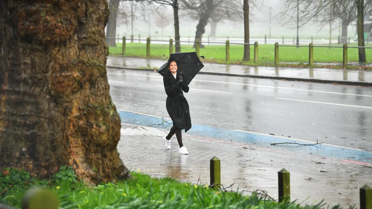 العاصفة "كيارا" تجتاح بريطانيا وتتسبب في إلغاء رحلات جوية ومباريات