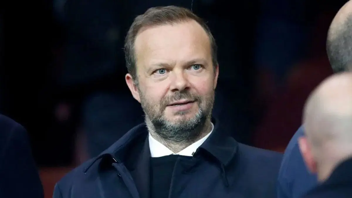 جماهير مانشستر يونايتد تهاجم منزل الرئيس التنفيذي للنادي بالألعاب النارية (فيديو)