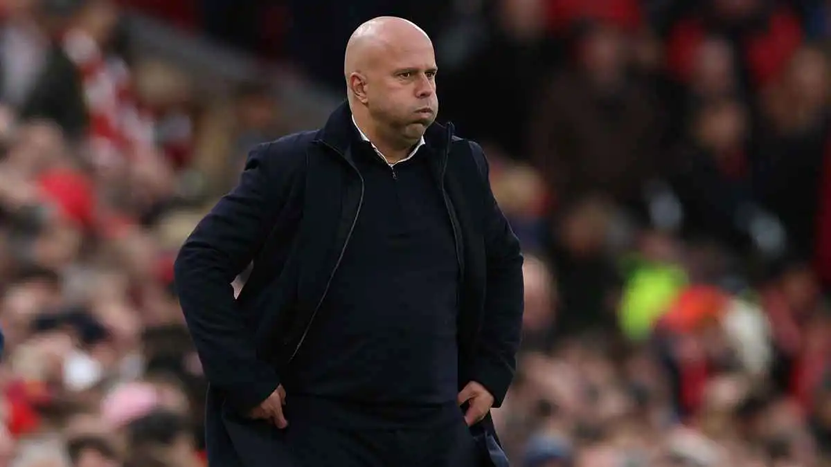 ليس كلوب.. مطالبات بتعيين "نجم كبير" بدلا من سلوت في ليفربول