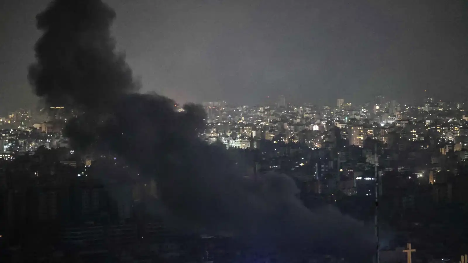 بالتزامن مع التهديد بالاجتياح البري.. إسرائيل تقصف أحياء عدة في بيروت
