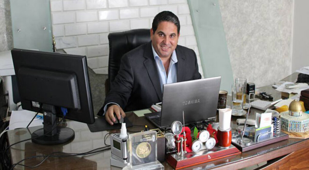 رجل أعمال فلسطيني يدعم المواهب الشابة