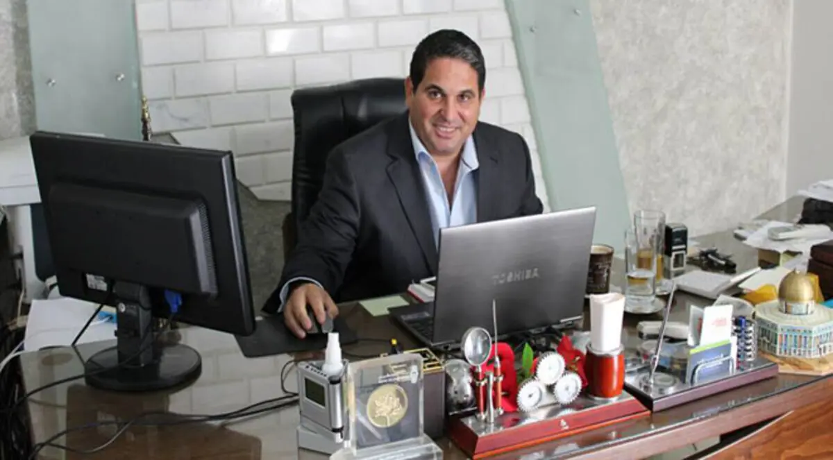 رجل أعمال فلسطيني يدعم المواهب الشابة