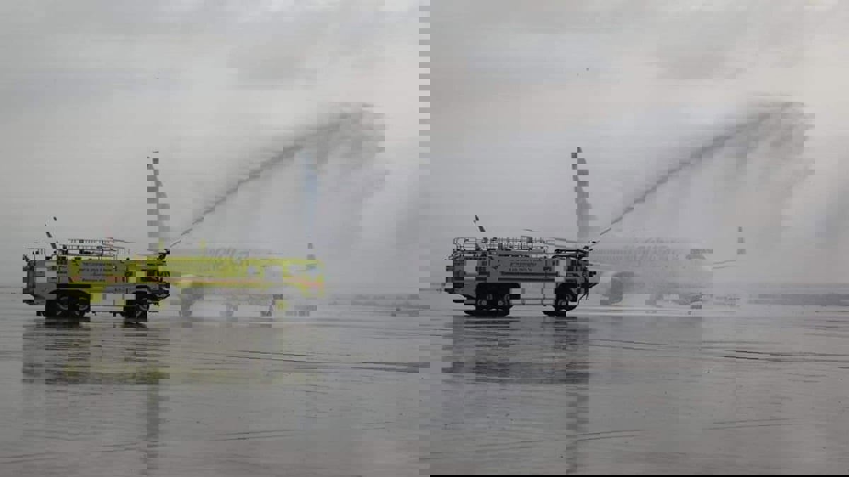 نتنياهو يستقبل أول رحلة تجارية مباشرة من دبي إلى تل أبيب