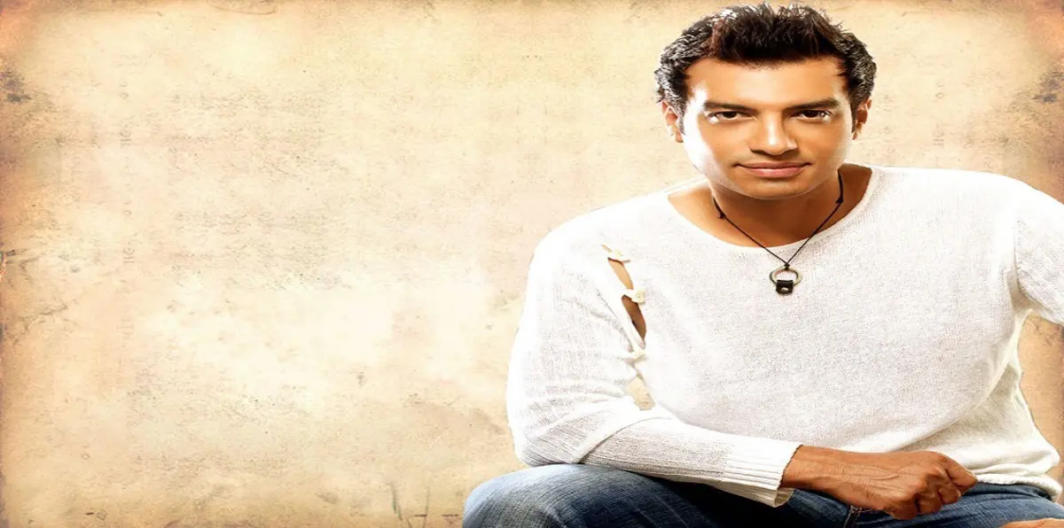 فتاة تعتدي بالضرب على الفنان إيهاب توفيق