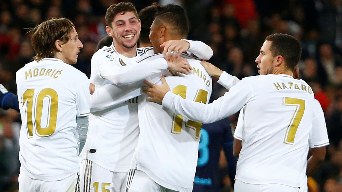 ريال مدريد يشعل صراع قمة ترتيب الدوري الإسباني بثلاثية في شباك سوسيداد (فيديو)