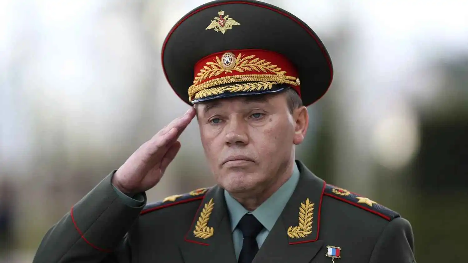 "التايمز": بوتين يزداد تمسكاً برئيس أركانه "المسن" جيراسيموف