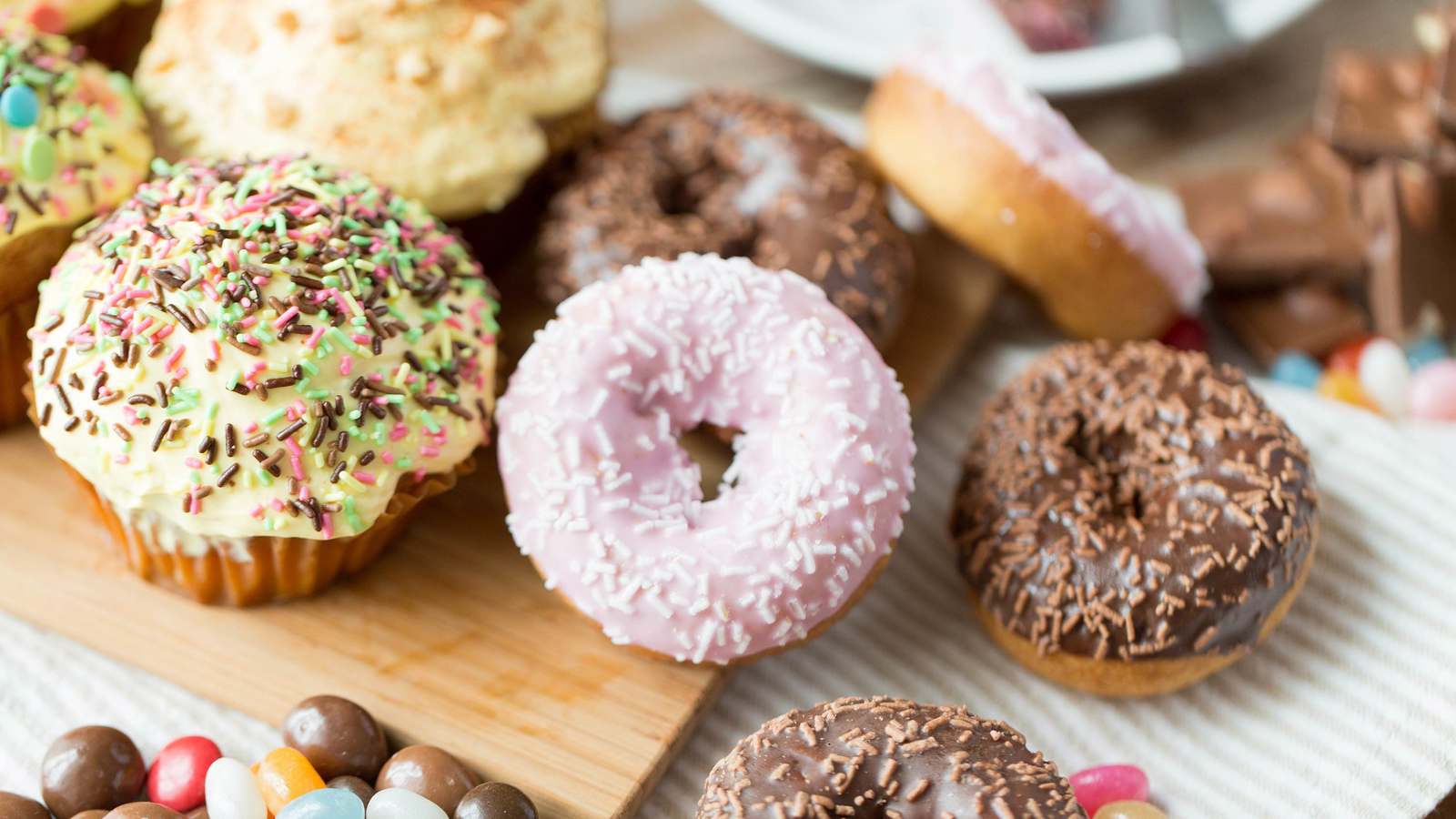 تناول الحلوى يوميًا قد يسرّع الشيخوخة البيولوجية