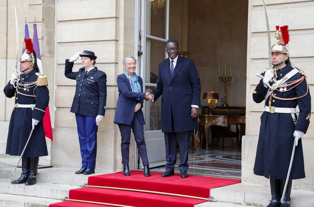 بعد انحسار نفوذها بالساحل الأفريقي.. فرنسا "تغازل" السنغال‎
