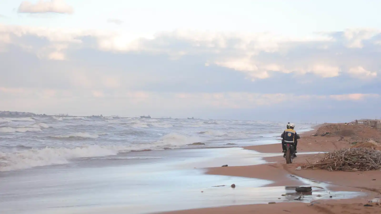 مصرع صياد بغرق قارب قبالة جزيرة أرواد السورية (صور)