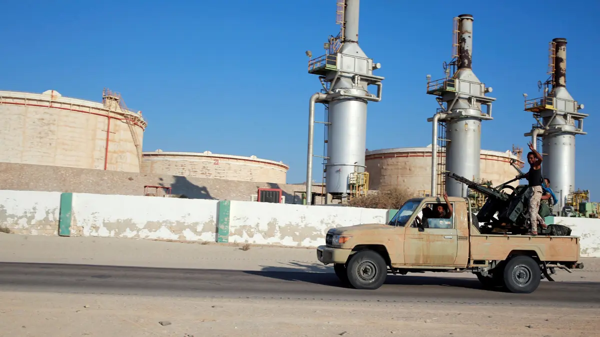 هل يُشعل حقل الشرارة النفطي حربًا مفتوحة في الجنوب الليبي؟