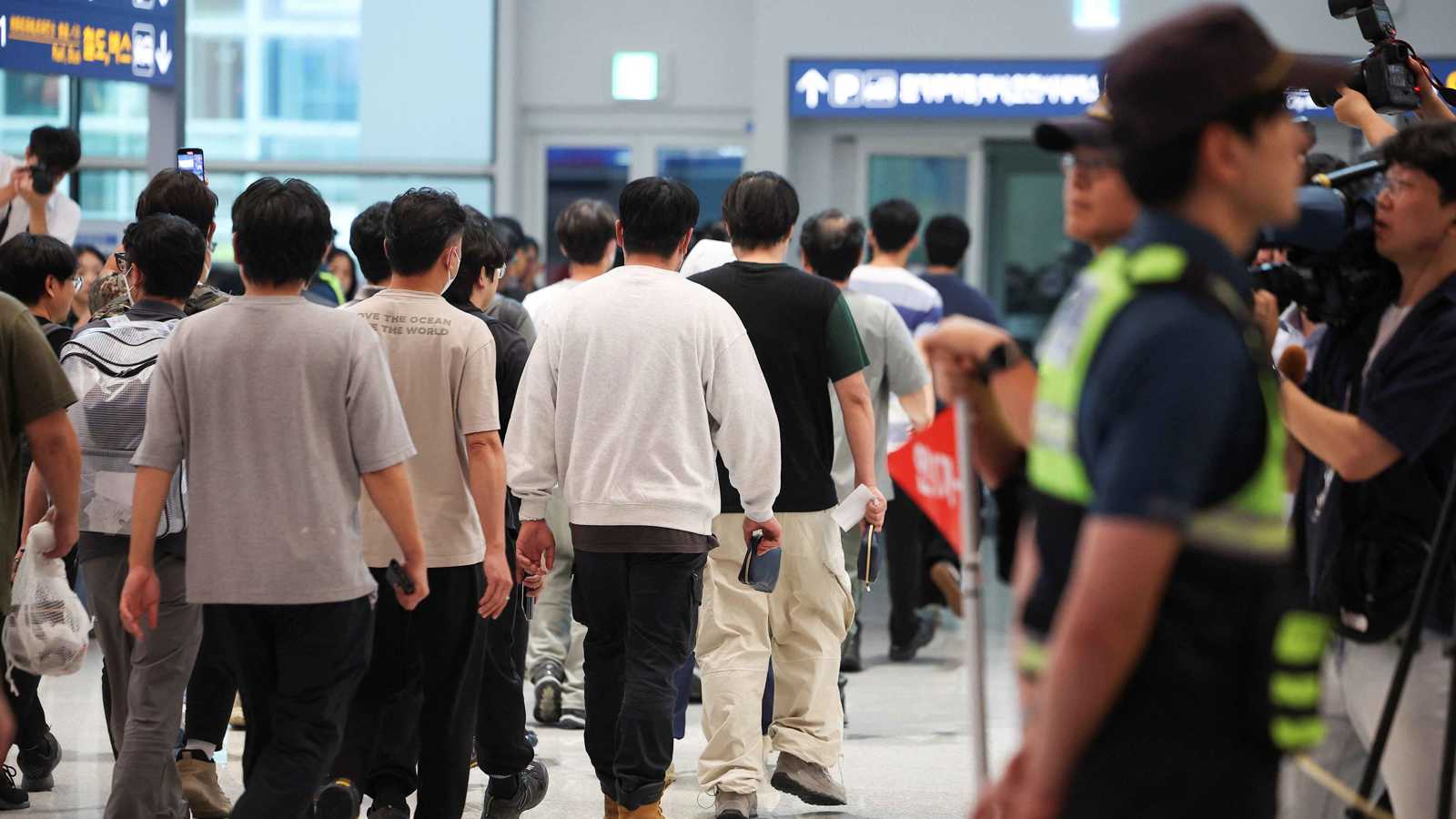 عودة عمال كوريا الجنوبية إلى موطنهم بعد إفراج واشنطن عنهم (فيديو)